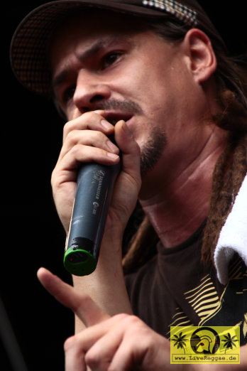 Ganjaman (D) with The Evolution Band - 10 Jahre Ganjaman beim Reggae Jam - 17. Reggae Jam, Bersenbrueck 06. August 2011 (36).JPG